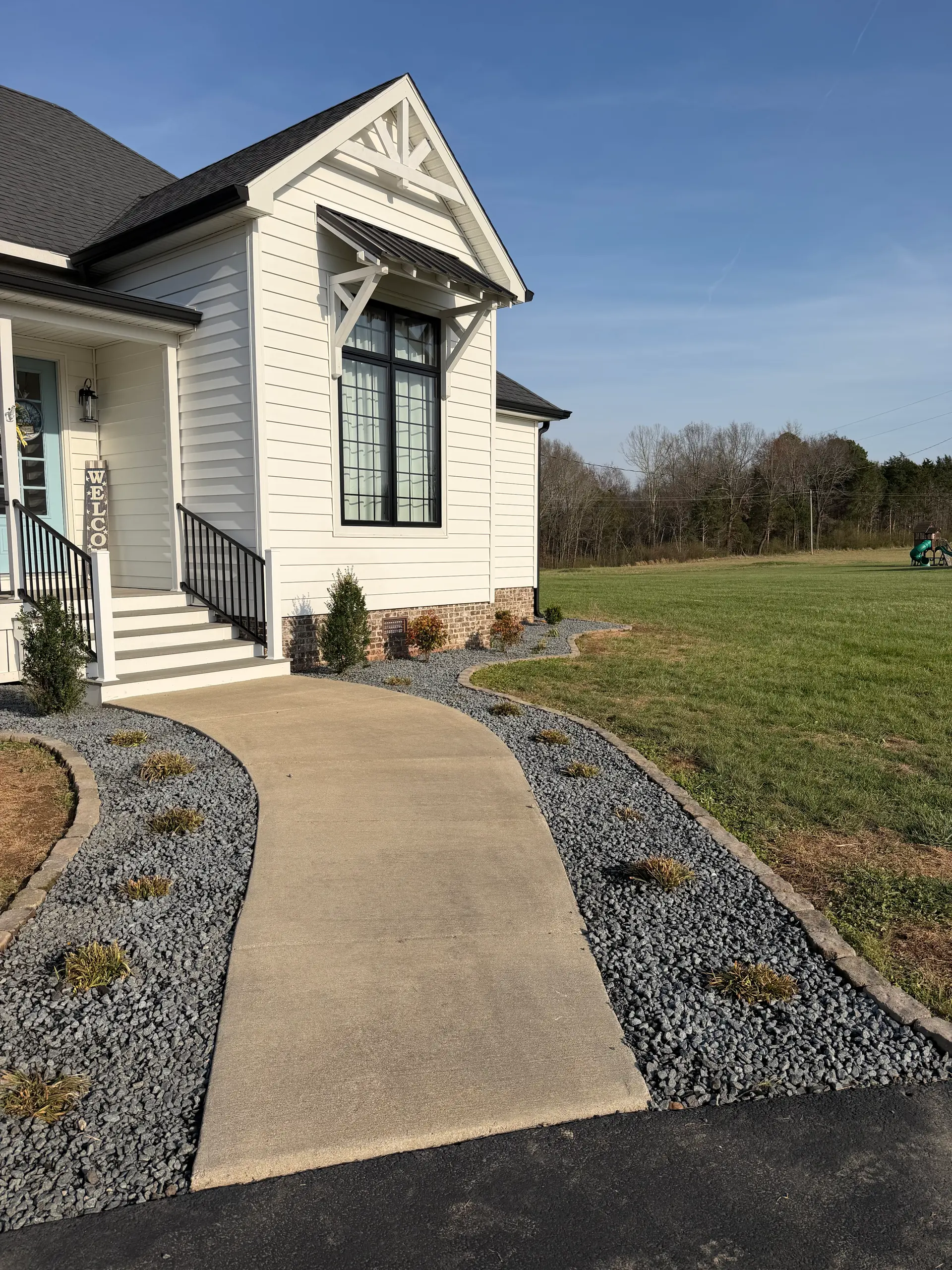 Luxury Lawns landscaping with decorative gravel beds at a modern farmhouse in Paducah, Kentucky